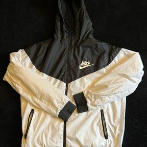 Mens Nike Wind Breaker. Black and White. Size: L
